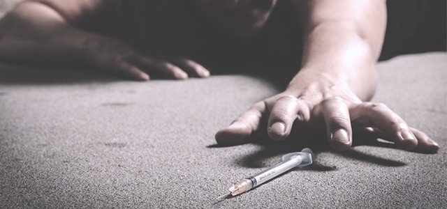 recovery-shutter297079967-woman-grabbing-syring-of-heroin-640x300
